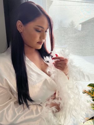 Alondra escort